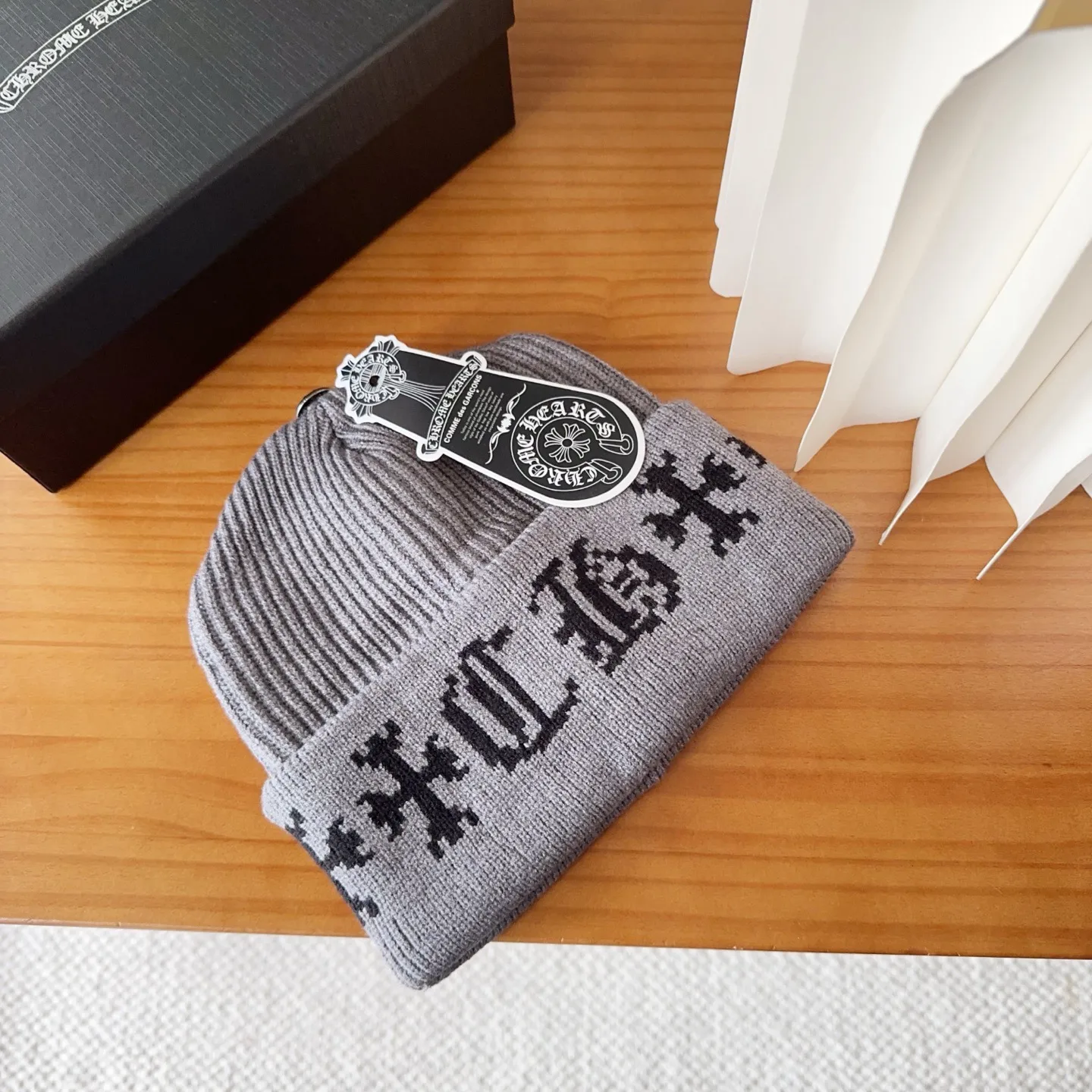 💰46 Crow Heart Autumn and Winter Wool Knitted Beanie This must be a favorite of minimalism. It is clean, neat, fashionable and versatile, and will definitely not be picky about your face shape! A fashionable classic that lasts forever! Fashionable black and white can be purchased together!